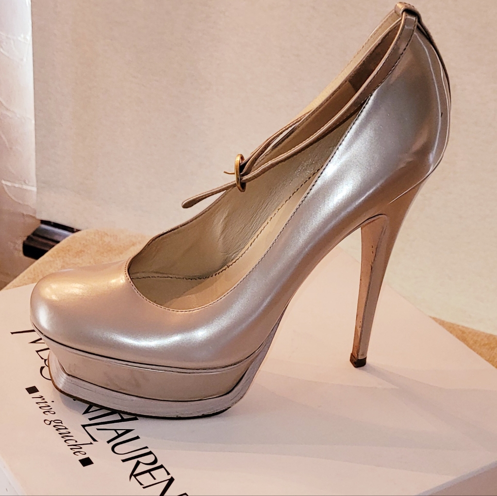 Yves Saint Laurent La Perle 105 Pump Lacquer Calf Leather.